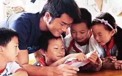娱乐圈扒爷爆料,揭秘明星背后的惊人真相！  第2张